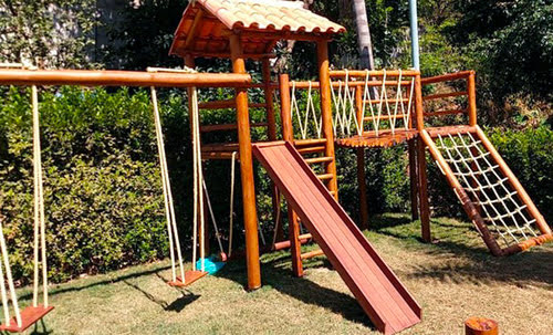 Playground infantil de Eucalipto Tratado